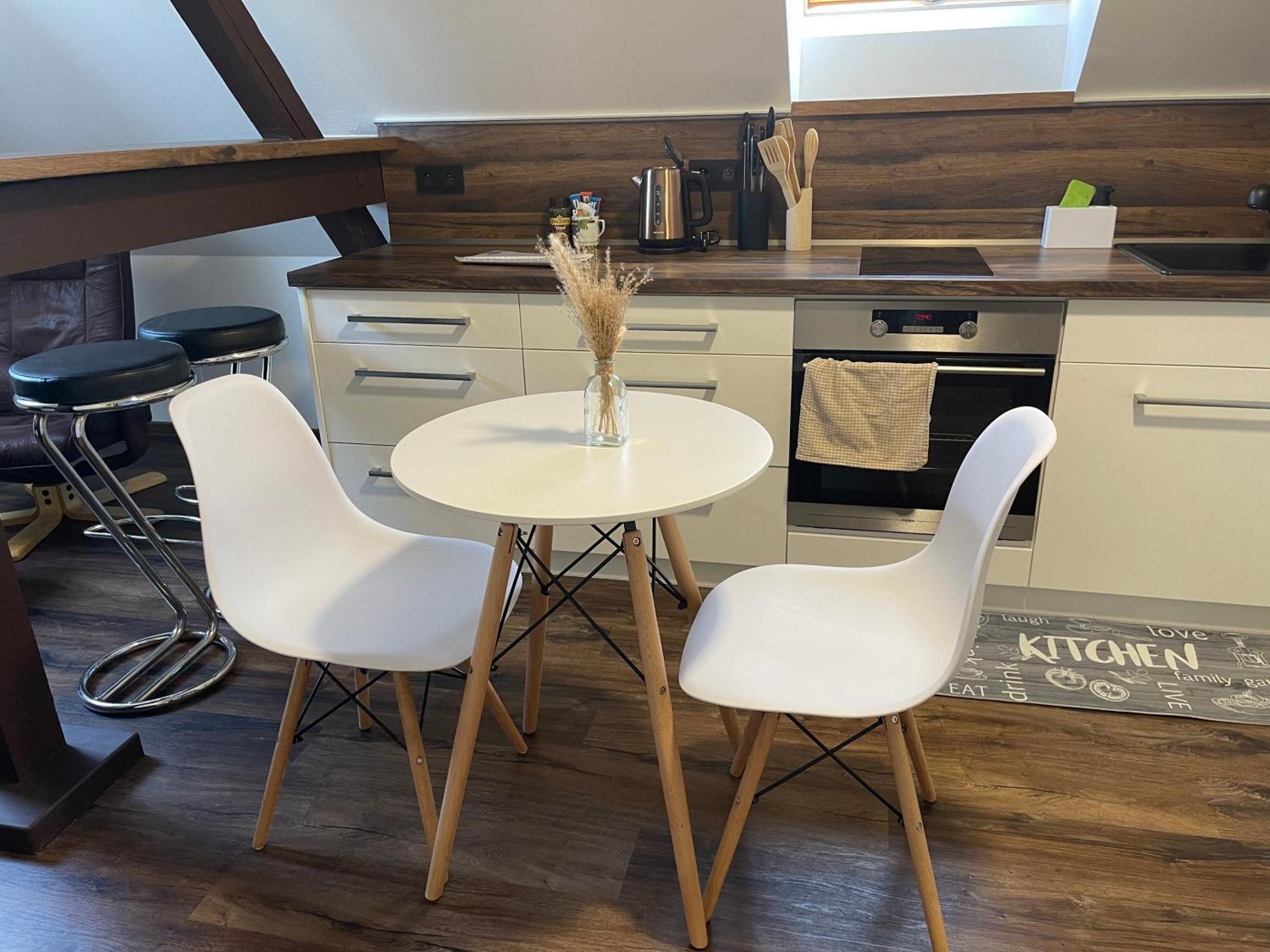 Apartment Jenys Usti 2 *